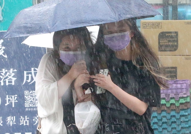 台灣新聞通訊社-快訊》國家警報響！8縣市大雨特報 2地暴雨