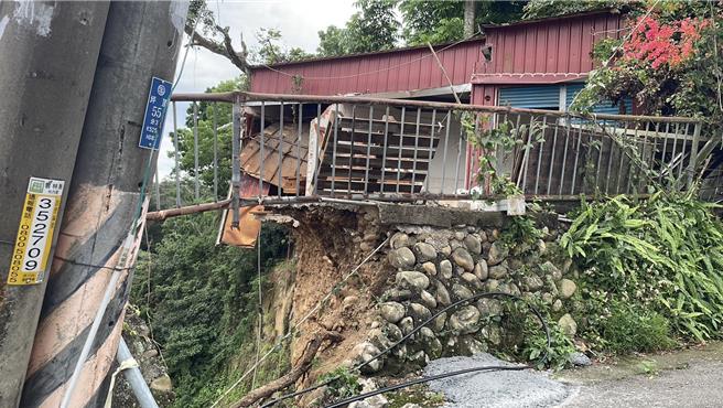 台灣新聞通訊社-雲縣林內坪頂村崩塌地又滑動 地基掏空急撤5戶村民