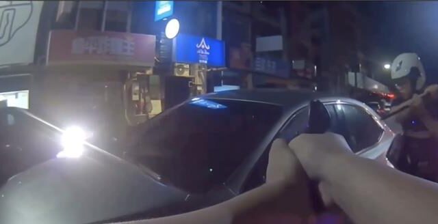 台灣新聞通訊社-宜大前驚魂逆向衝撞警車畫面曝光！42歲男深夜狂逃下午落網