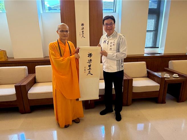 台灣新聞通訊社-法鼓山朝山、浴佛、禮觀音 劉和然祈願新北市政穩步提升