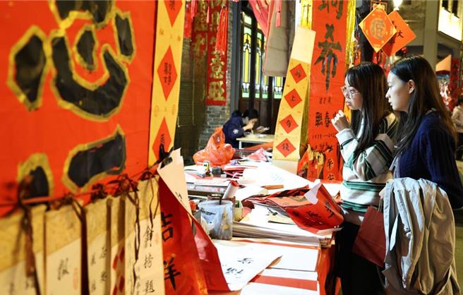 台灣新聞通訊社-排隊求籤變潮流！「深圳古廟」爆紅 成年輕人情緒出口