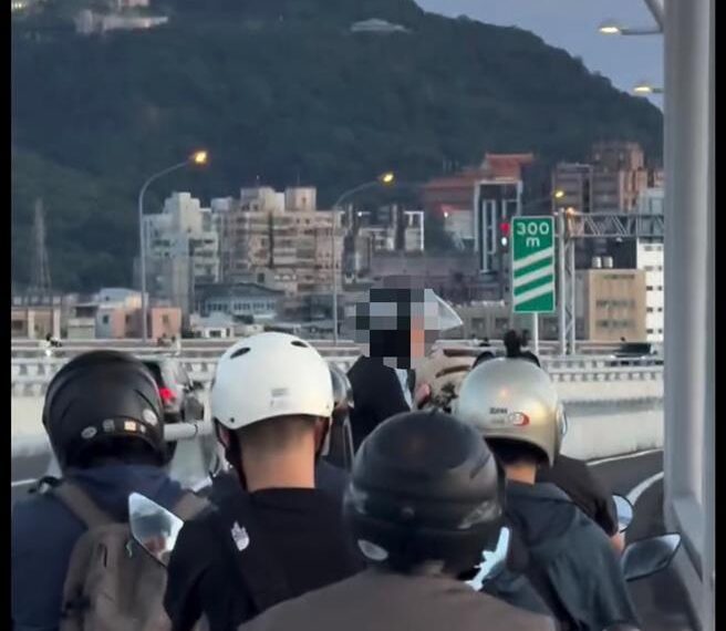 台灣新聞通訊社-淡江大橋騎士慢行賞景釀回堵 車道停車爆口角遭警鎖定開罰