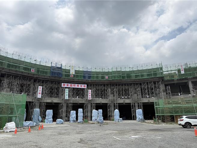 台灣新聞通訊社-李洋率運動部視察屏東棒球場 盼打造南部棒球新基地