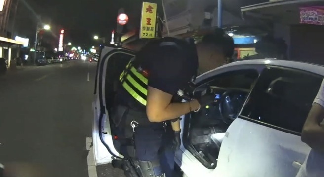 台灣新聞通訊社-花蓮深夜不平靜！喪屍菸彈連環現形 2名45歲男遭逮送辦