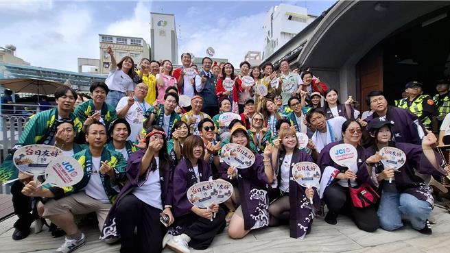 台灣新聞通訊社-台日民間青年團體合辦遊行 晚上封街體驗在地辦桌文化