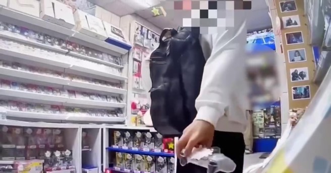 台灣新聞通訊社-狡猾賊偷PS5手把！遮臉騎無牌車躲監視器 萬華警循線逮人