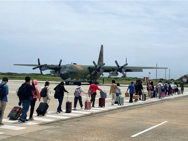 台灣新聞通訊社-馬祖空運滿、海運停 4軍機出動疏運280人抵台