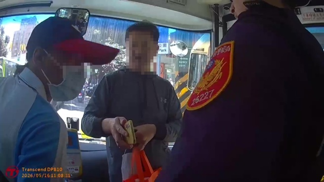 台灣新聞通訊社-公車刷卡機故障竟暴走！乘客嗆「不許載客」 警到場他狂叫救護車