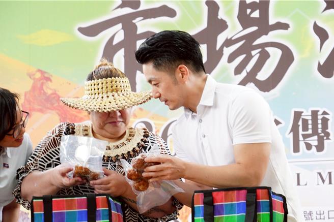 台灣新聞通訊社-蔣萬安逛市場被叫「帥哥」 竟是烏龍一場笑喊有點難過