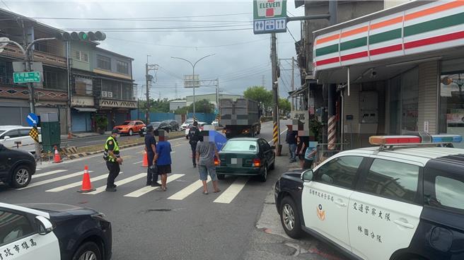 台灣新聞通訊社- 高雄大寮死亡車禍！ 8旬女騎士遭大貨車輾當場死亡