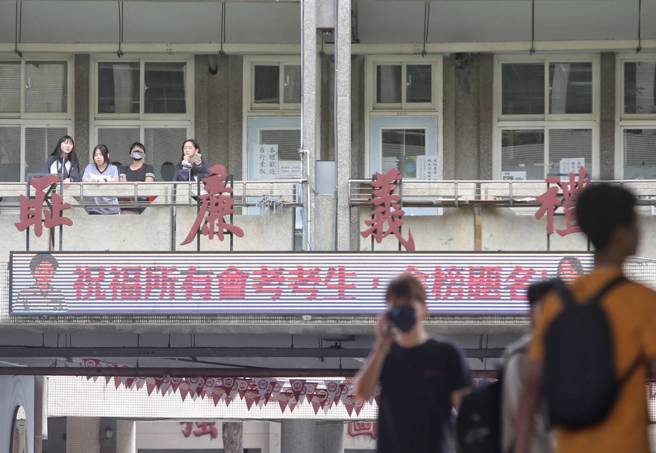 台灣新聞通訊社-會考國文科不只文言文 從黑白切到東非草原 挑戰跨域素養題