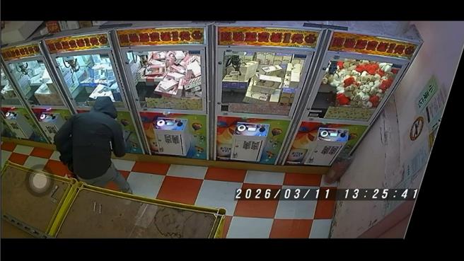 台灣新聞通訊社-士林娃娃機店連續遭竊 無業男持鐵剪當場人贓俱獲