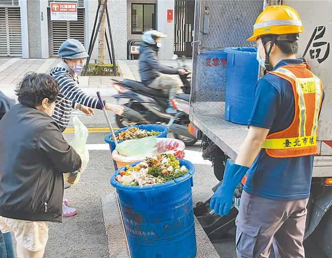 台灣新聞通訊社-萬華男亂丟垃圾遭勸竟暴走!追打清潔隊員20秒 環保局怒提告
