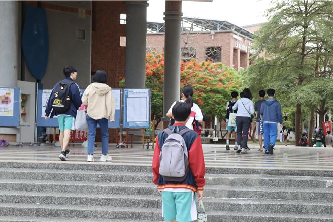 台灣新聞通訊社-國中會考高雄考區首日秩序良好 考生普遍稱難度適中