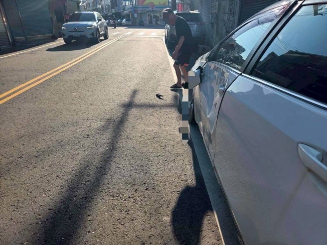 台灣新聞通訊社-楊梅傳肇逃！轎車猛撞男行人再撞路邊車 警調畫面追緝