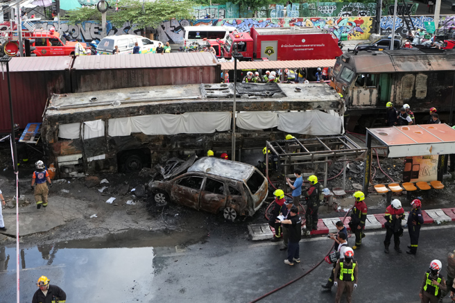 台灣新聞通訊社-影》驚駭瞬間！曼谷火車撞巴士引發大火 已8死25傷