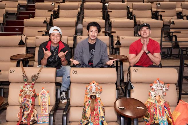 台灣新聞通訊社-媽祖、三太子進大巨蛋看電影！Darren新片包場「三尊大神」親臨