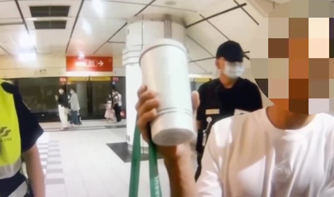 台灣新聞通訊社-扯！捷運車廂違規飲食還不聽勸 男遭強制請下車開罰