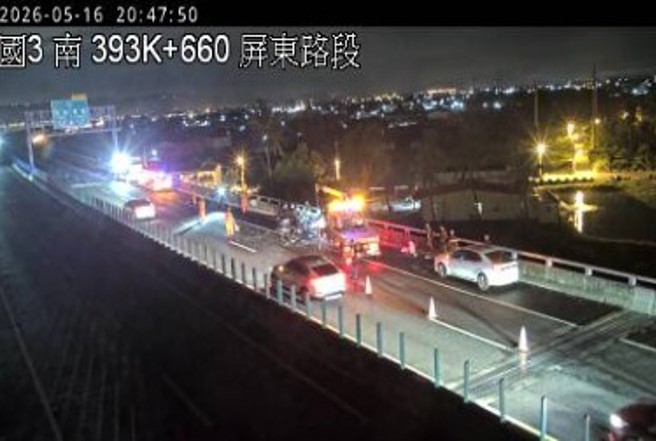 台灣新聞通訊社-快訊》國3九如段驚悚事故！ 3車撞一團「1車撞爛翻覆」