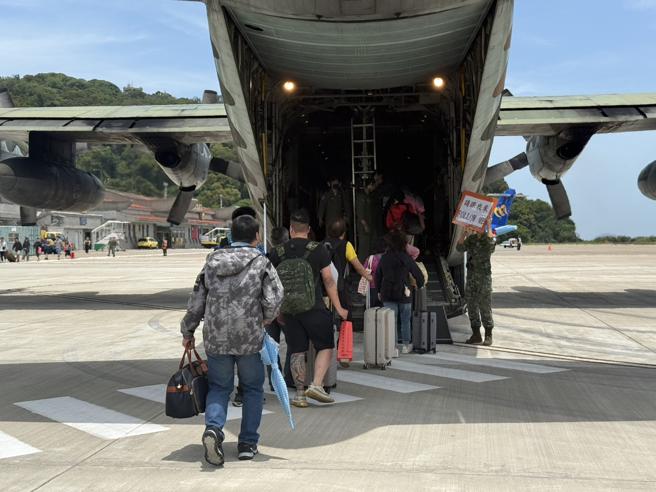 台灣新聞通訊社-天候阻斷交通！空軍C-130急馳南竿 300滯留旅客終返家