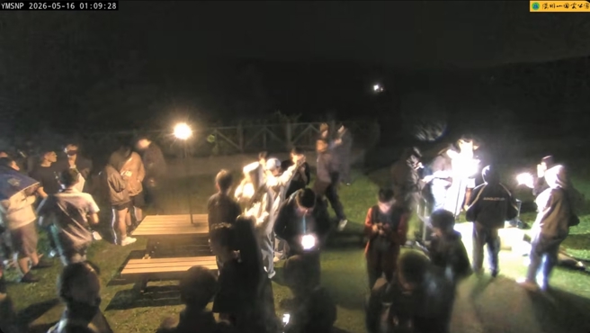 台灣新聞通訊社-擎天崗野戰是誰發現的？當日半夜43人在線 「即時影像迷」揭真相