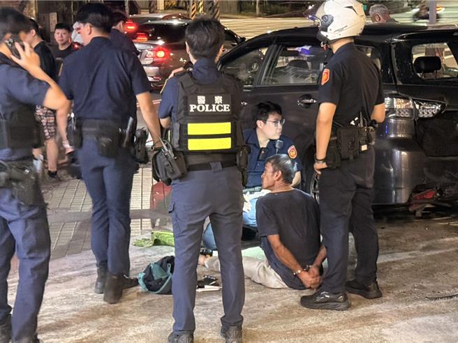 台灣新聞通訊社-夜晚街頭橫衝直撞 基隆警方迅速趕到逮捕毒駕嫌犯