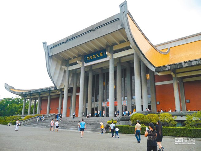 台灣新聞通訊社-快訊》國父紀念館旁驚傳街頭砍人案 男子手臂濺血送醫