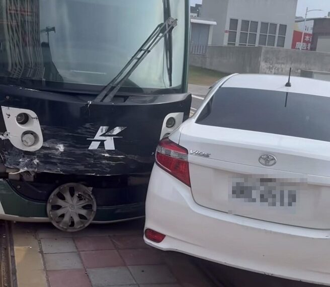 台灣新聞通訊社-快訊》高雄輕軌又撞了！ 列車車頭毀損「輪蓋噴飛」