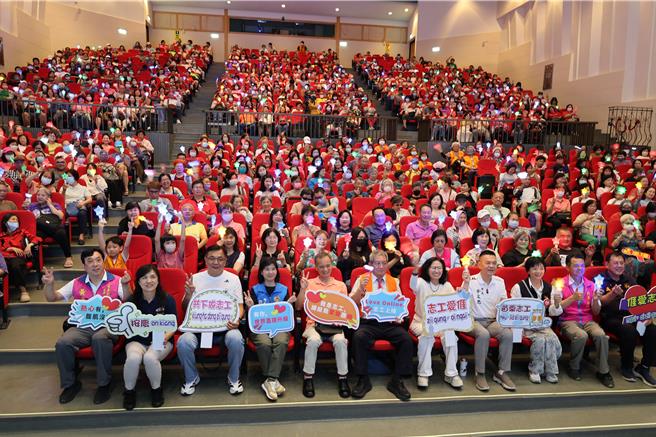 台灣新聞通訊社-苗栗近千志工齊聚!旺旺公益演唱會登場 讓奉獻成為一種榮耀