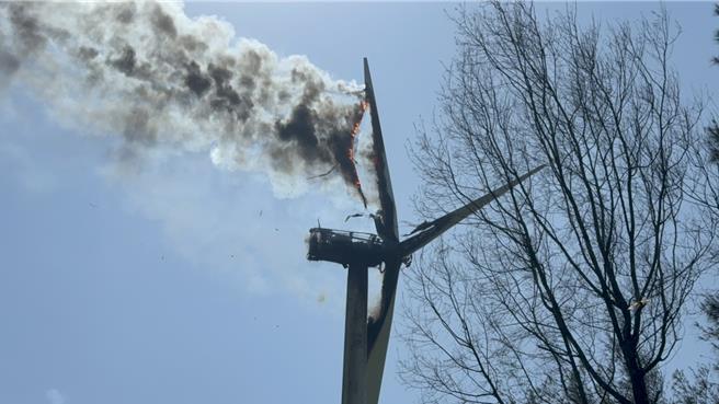 台灣新聞通訊社-麥寮台電風機過熱起火如「風火輪」 目擊鄉民：1.2億正在燒