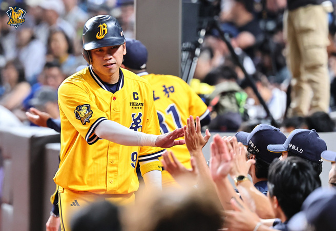 台灣新聞通訊社-中職》王威晨揭上壘手勢由來 直呼辜董扛責「很有Guts」