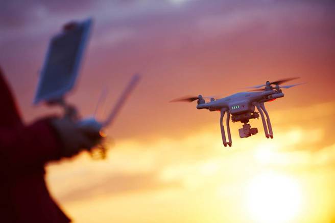 台灣新聞通訊社-國軍無人機表演直接墜地?網嘆:號稱80萬1台輸DJI