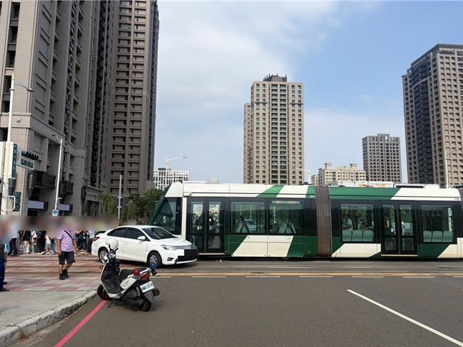 台灣新聞通訊社-64歲婦闖紅燈遭高雄輕軌撞上 胸痛送醫還將挨罰送辦