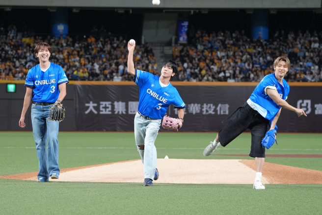 台灣新聞通訊社-中職》CNBLUE開球炸翻大巨蛋 跟著悍將應援超投入