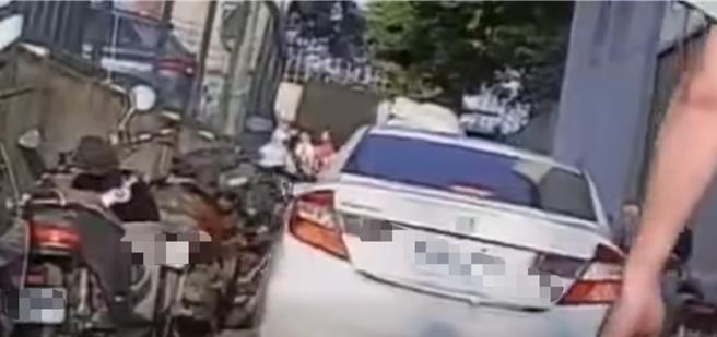 台灣新聞通訊社-竹東夜市旁「推土機式開車」 違停機車整路撞！警曝下場