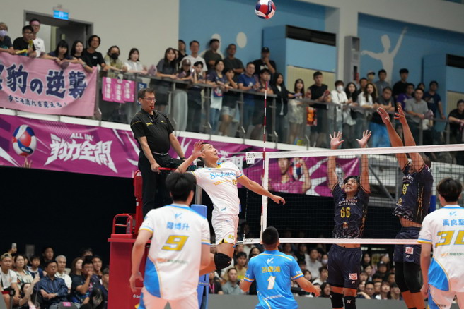 台灣新聞通訊社-TPVL》台鋼天鷹直落三橫掃雲豹 笑納職排元年與隊史首冠