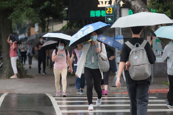 台灣新聞通訊社-天氣》薔蜜颱風外圍雨彈掃2地 周四變天全台水氣增