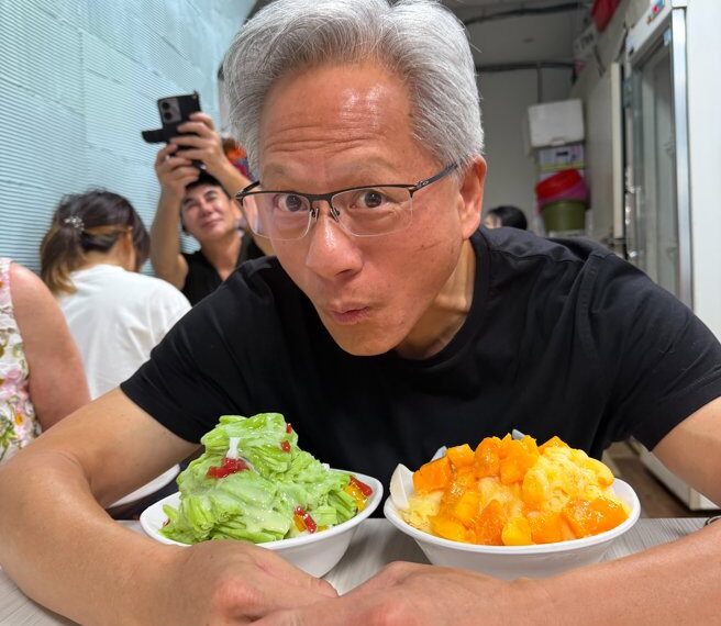 台灣新聞通訊社-影》黃仁勳逛夜市爽嗑芒果冰!竟在廁所簽名留言超幽默