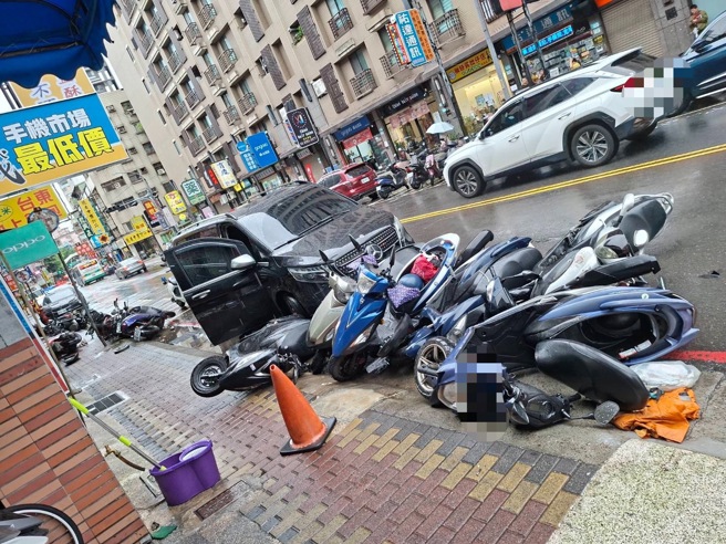 台灣新聞通訊社-天雨路滑？賓士休旅車突失控　猛撞路邊14輛汽機車