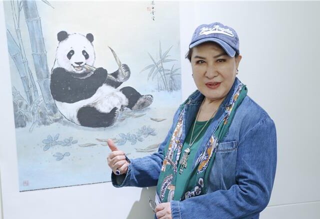 台灣新聞通訊社-歌仔戲國寶楊麗花罕見公開露面！出席畫展力挺「乾妹」
