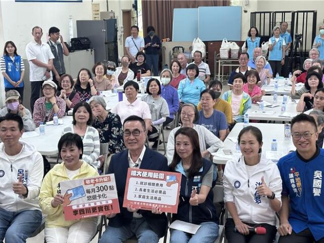 台灣新聞通訊社-李四川與長者共餐秀歌藝 即興唱《戲鳳》獲滿堂彩