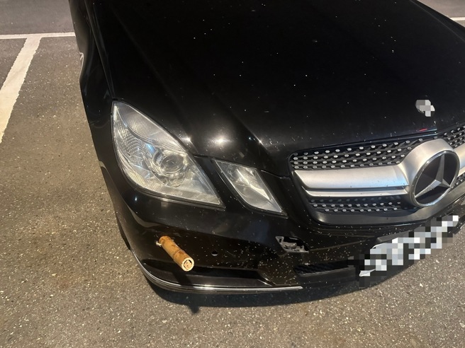 台灣新聞通訊社-國道驚見「飛桌」！賓士車閃不過猛撞 警方怒追肇事元兇