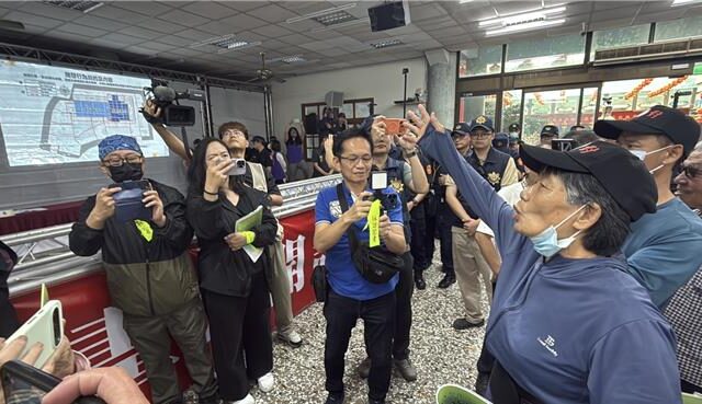 台灣新聞通訊社-彰化火葬場說明會雨中登場　反對群眾退席表達無言抗議