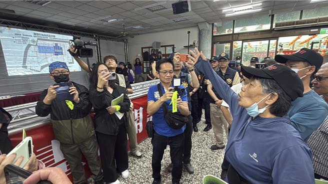 台灣新聞通訊社-彰化火葬場說明會雨中登場　反對群眾退席表達無言抗議