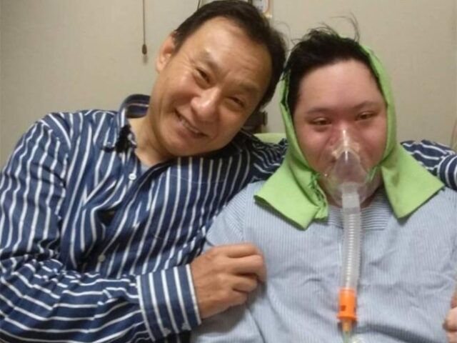 台灣新聞通訊社-高雄美力媽媽唯一男性 照顧重病兒20多年不離不棄