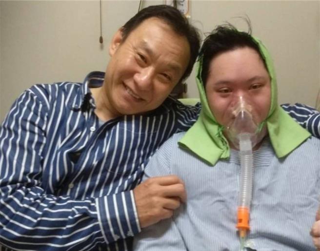 台灣新聞通訊社-高雄美力媽媽唯一男性 照顧重病兒20多年不離不棄
