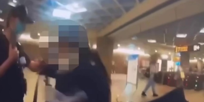 台灣新聞通訊社-北捷女廁傳敲門聲！站長關心反遭飆罵 婦人遭警帶回