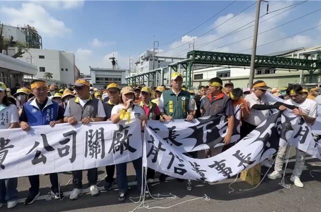 台灣新聞通訊社-可威焚化爐拒發3500萬回饋金   300名大寮居民圍廠要求董座下台