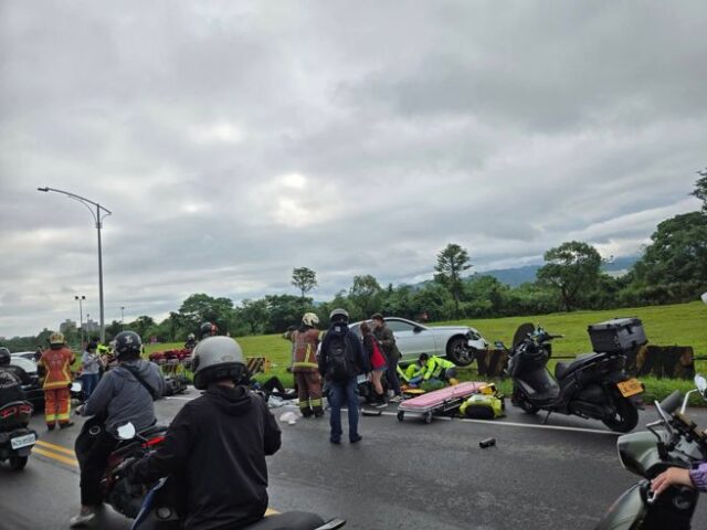 台灣新聞通訊社-快訊》新北重大車禍！樹林賓士車逆向連撞8車 3重傷3輕傷
