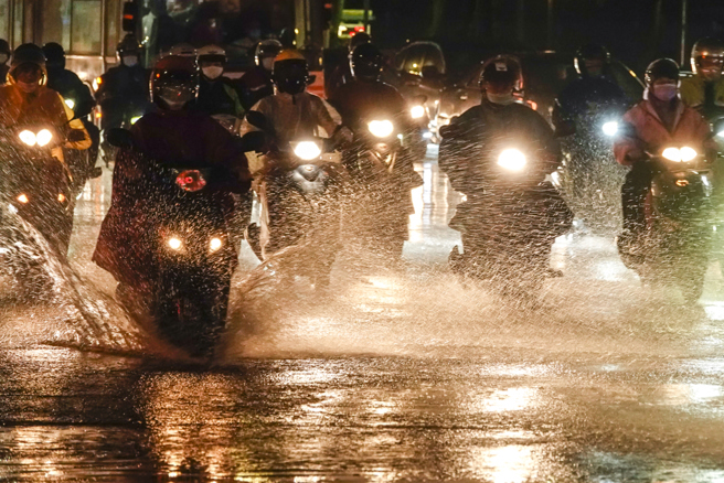 台灣新聞通訊社-快訊》下班注意！6縣市大雨特報 一路狂轟到明天
